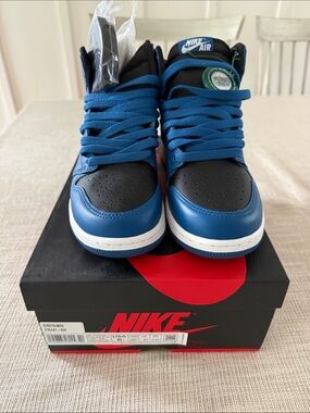 Nike Air Jordan 1 high in Blue and Black